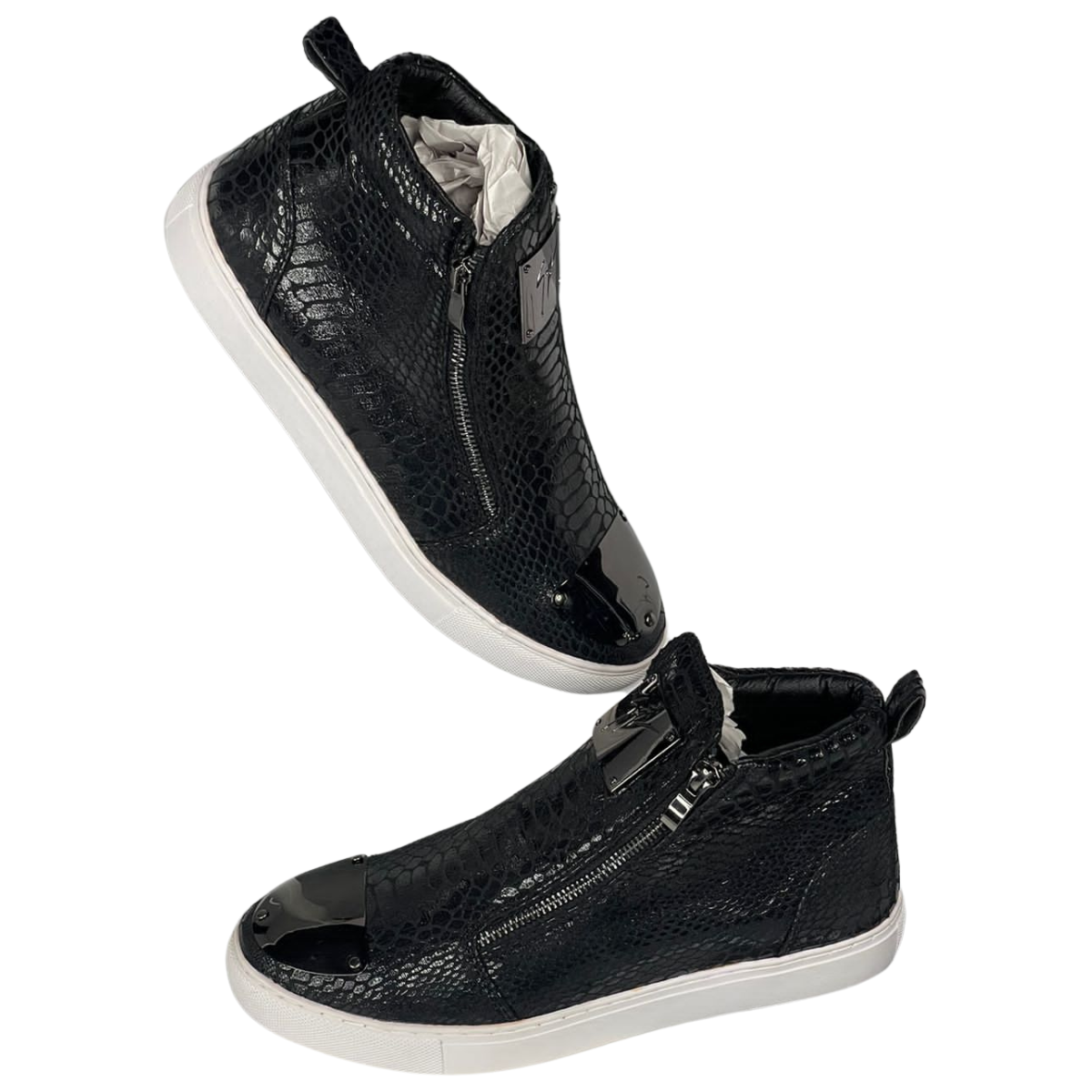 Giuseppe Zanotti Zapatos Hombre: Elegancia y Estilo en Cada Paso Si estás buscando Giuseppe Zanotti Zapatos Hombre, en Onlineshoppingcenterg te ofrecemos una selección exclusiva para que encuentres el par perfecto que combine lujo y estilo. Este artículo está diseñado para resolver todas tus dudas y guiarte en la compra de los mejores zapatos de esta prestigiosa marca italiana.  ¿Por Qué Elegir Giuseppe Zanotti Zapatos Hombre? Los Giuseppe Zanotti Zapatos Hombre son sinónimo de elegancia, calidad y diseño innovador. Con una mezcla perfecta entre moda y funcionalidad, cada par de zapatos Giuseppe Zanotti está hecho con materiales de alta gama, garantizando comodidad y durabilidad. Estos zapatos no solo destacan por su estética moderna, sino también por su atención al detalle, lo que los convierte en una elección ideal para hombres que buscan diferenciarse.  Variedad de Estilos en Giuseppe Zanotti Zapatos Hombre En Onlineshoppingcenterg, entendemos que cada hombre tiene un estilo único. Por eso, nuestra colección de Giuseppe Zanotti Zapatos Hombre incluye una amplia gama de modelos:  Giuseppe Zanotti Zapatillas: Perfectas para un look casual y sofisticado. Sandalias Giuseppe Zanotti Hombre: Ideales para un estilo veraniego sin perder elegancia. Tenis Giuseppe Zanotti Hombre Precio: Una opción versátil que combina comodidad y diseño. Además, también ofrecemos opciones como las zapatillas Zanotti y bambas Zanotti, que son populares por su diseño audaz y urbano.